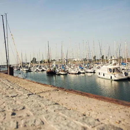 In By The Harbor, Cleaning Included 아파트 니우포르트