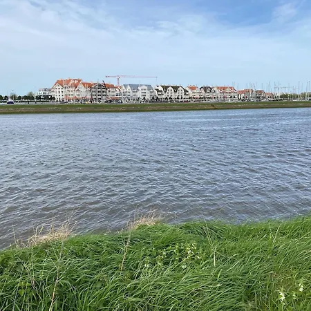 In By The Harbor, Cleaning Included