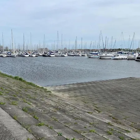 In By The Harbor, Cleaning Included 아파트